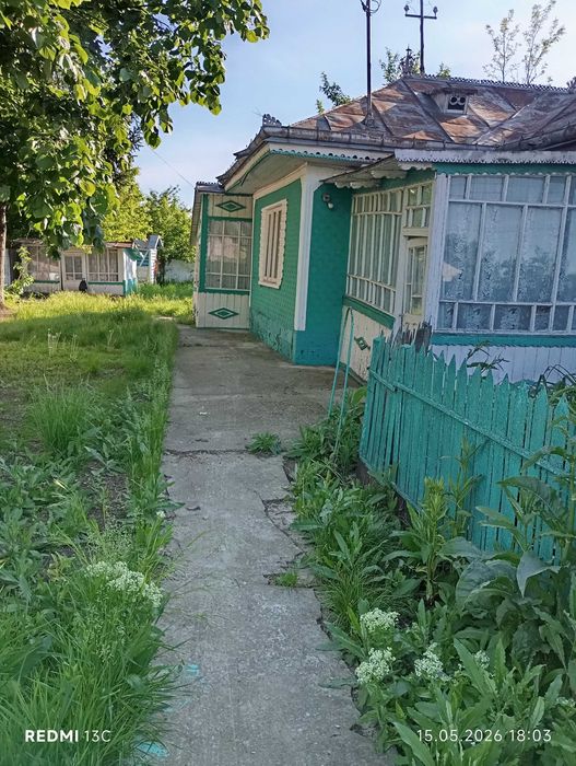 Casa bătrânească și teren de vanzare