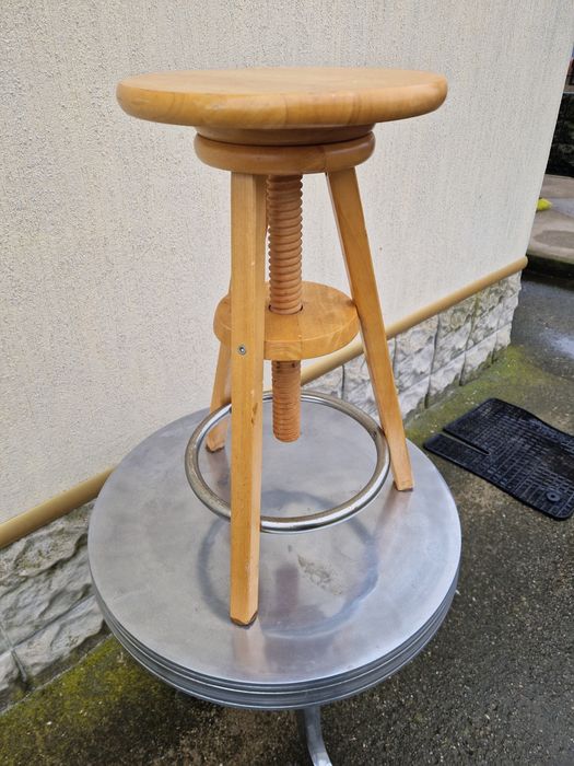 Прекрасно антикварно немско регулируемо работно столче масив