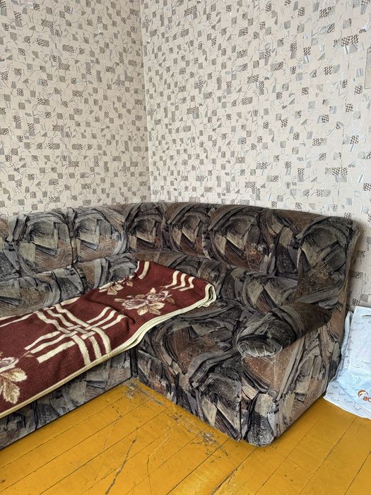 Диван и кресло отдам даром