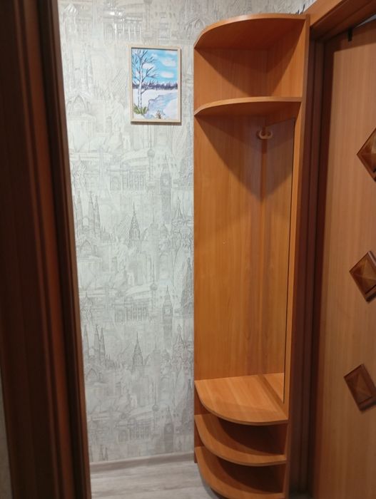 Зеркало , угловой шкаф с полками