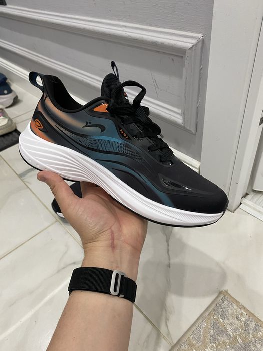 Жап жаңа кроссовки сатылады