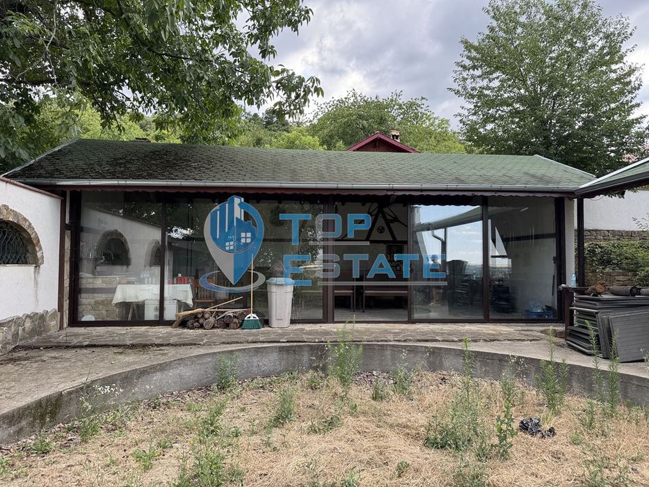 Къща с панорамна гледка във вилната зона между град Бяла Черкваи село