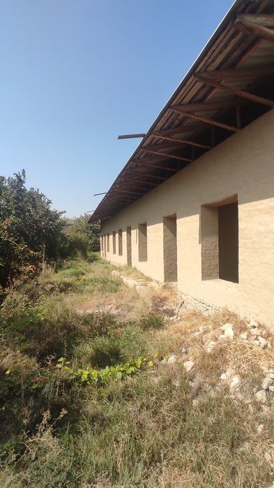 Yer uchastka sotiladi 20 sotik 5 xona uyi bor yoʻl yuzada joylashgan