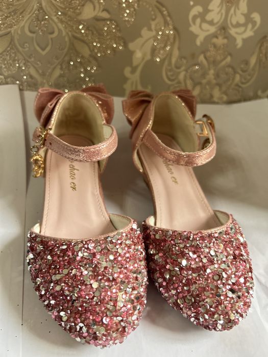 туфли девочкам 27р и платье 120 р