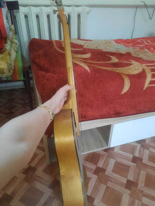 Продам гитару 10000