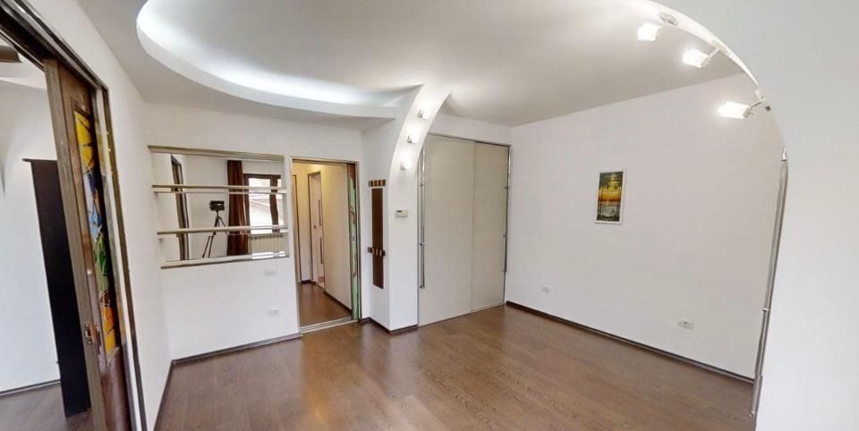Proprietar: apt lux imens pt birouri/resedinta, luminos cu 5 camere in vila centru, curte, pet friendly, mobilat, echipat+loc parcare
