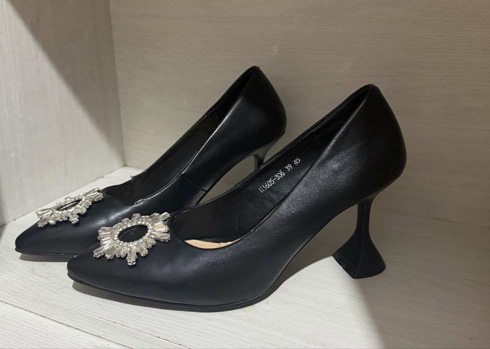 Шикарные туфли на каблуках новые