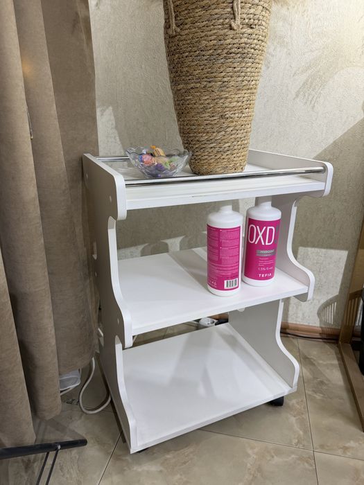 Помощник троллер для косметолога