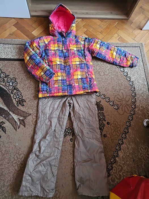 Екип за ски,   без забележки.