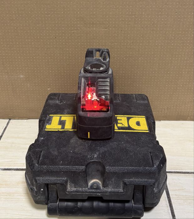 MDM vinde: Nivela laser Dewalt DW088.