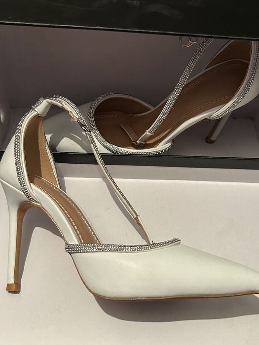 Белый каблук каблук