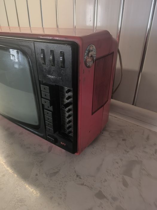 Переносной телевизор.