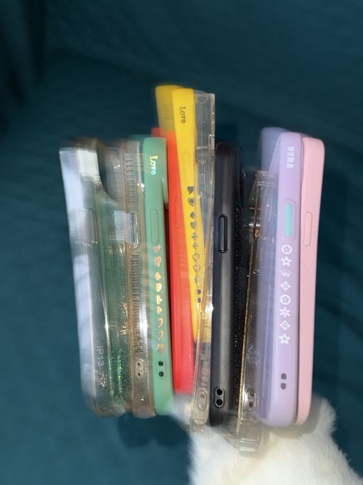 Одинадцать чехлов на айфон 13