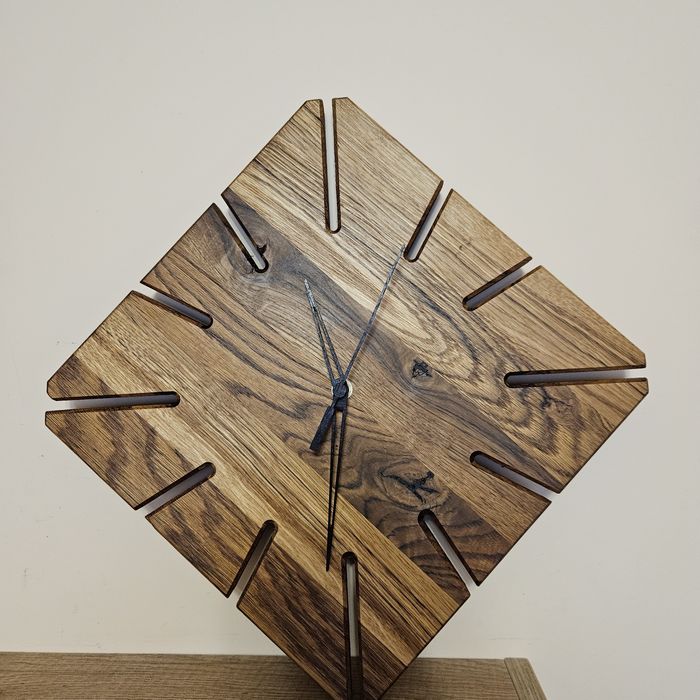 Стенен часовник от дъб