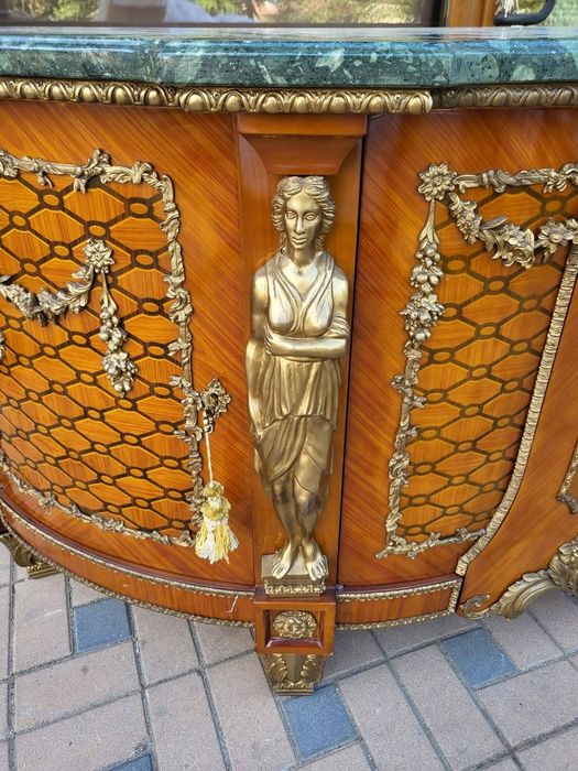 Феноменален шкаф в стил Луй  ХV