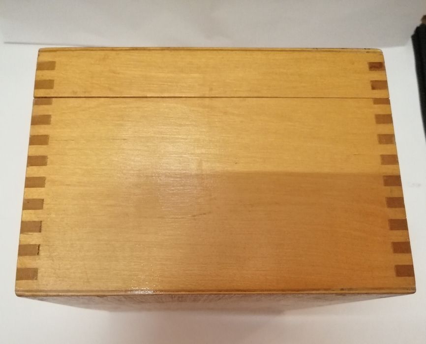 Масивна дървена кутия