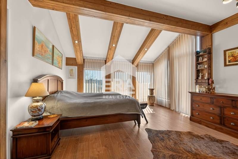 Двуетажна, новопостроена, стилно обзаведена къща за продажба, с двор,