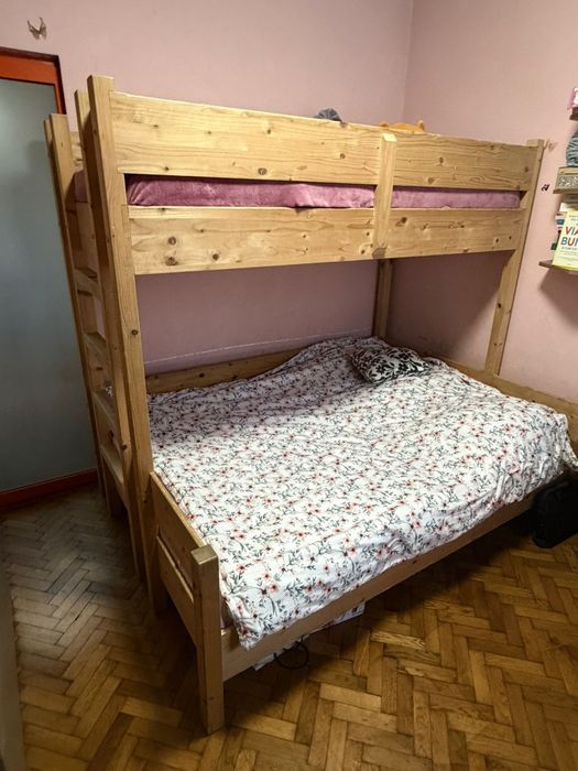 Vand pat suprapus lemn natur si saltele