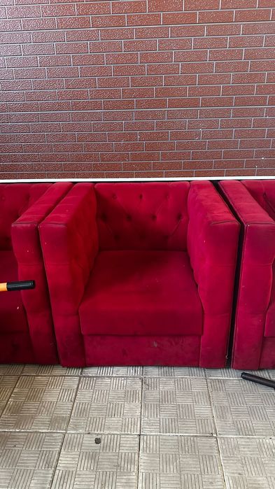 Три красных кресла