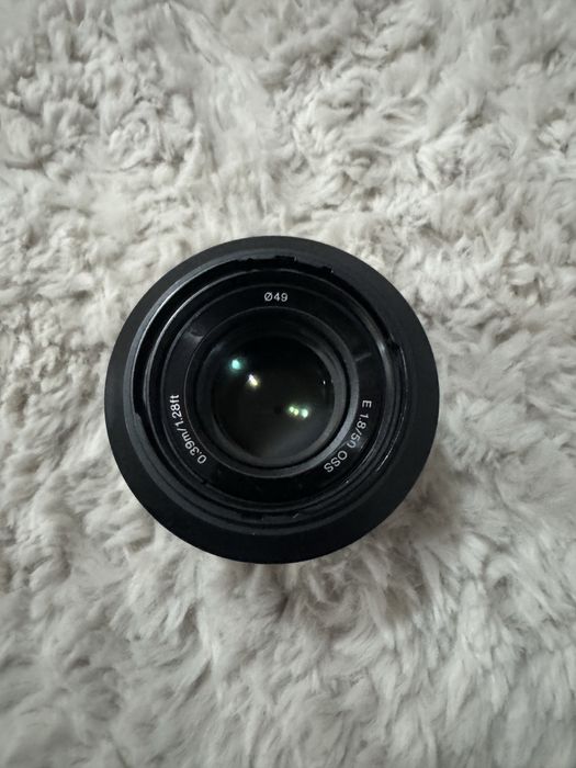 Sony 50mm f1.8 OSS (Argintiu) - Obiectiv Portret cu Stabilizare