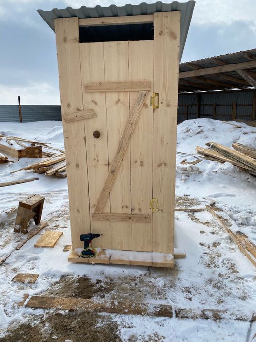 Уличный туалет деревянный и дачные