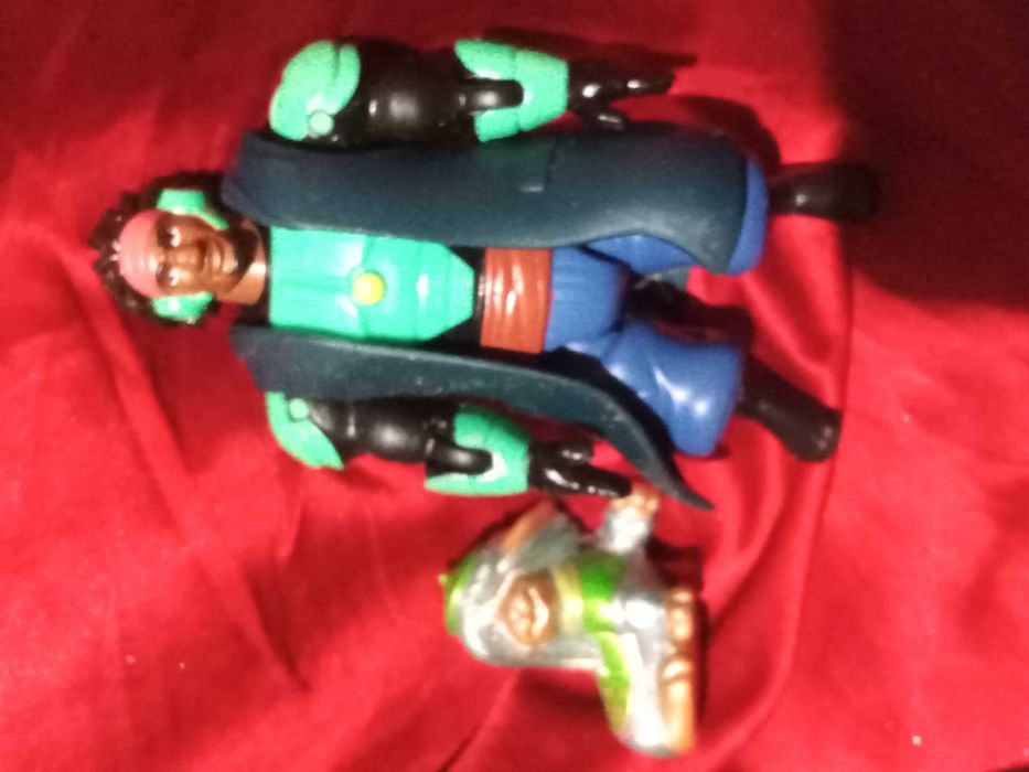 Цял лот от фигурки