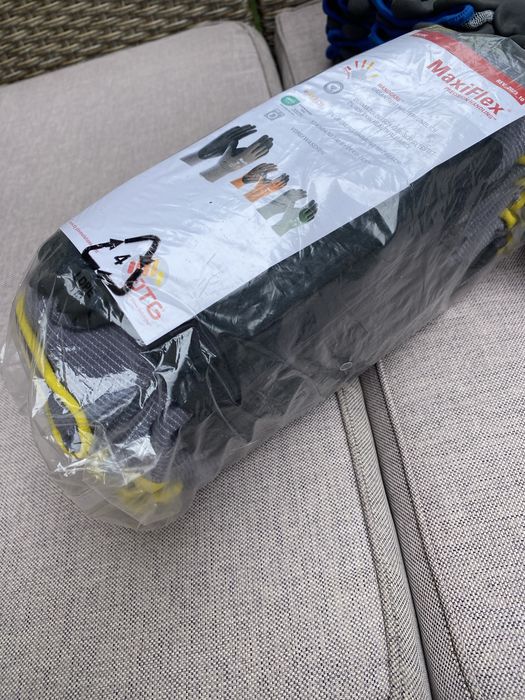 Vand manusi de lucru MaxiFlex 2seturi si un set Uvex