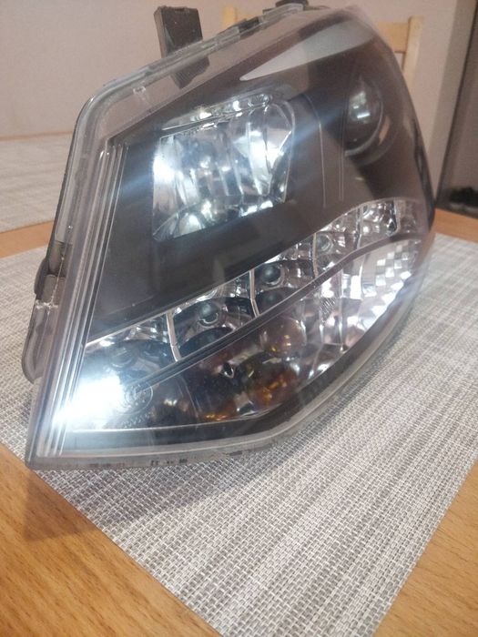 Десен и ляв фар vw polo ксенон xenon