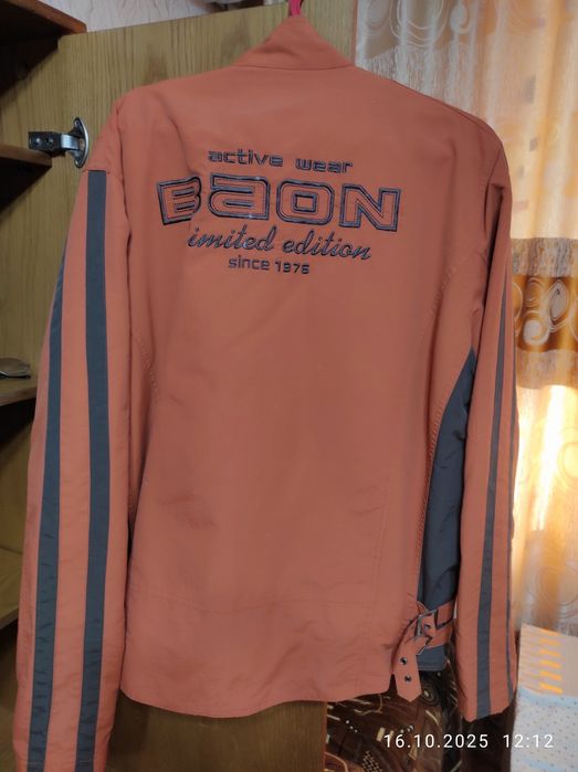 Продам кожаную женскую куртку, пальто