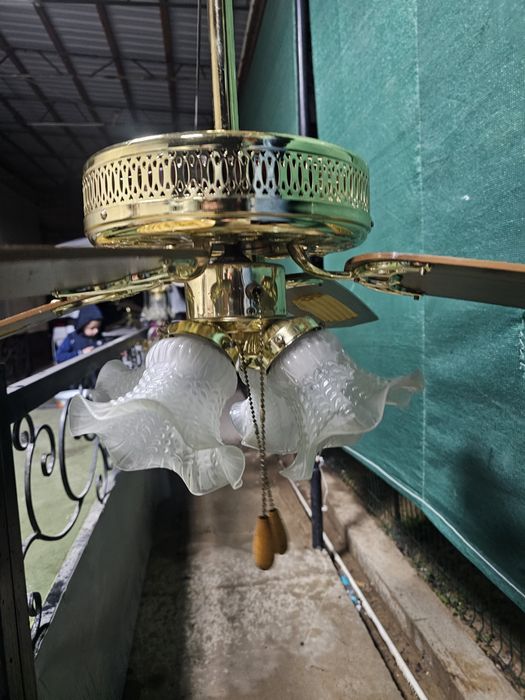 Срочно продам люстра-вентиляторам рабочий идеальным со.
Идеальным сост