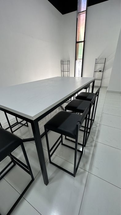 #недорого продаётся новый стол и стулья в стиле Hi-Tech