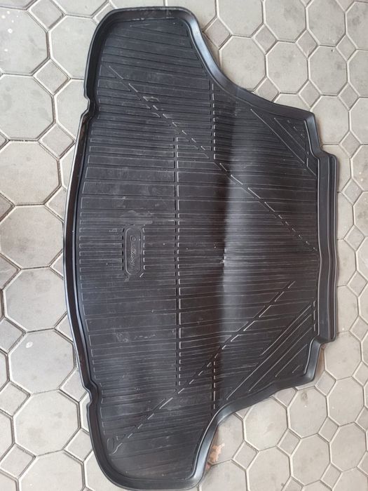 Резиновый полик на багажник на марку камри 70/75