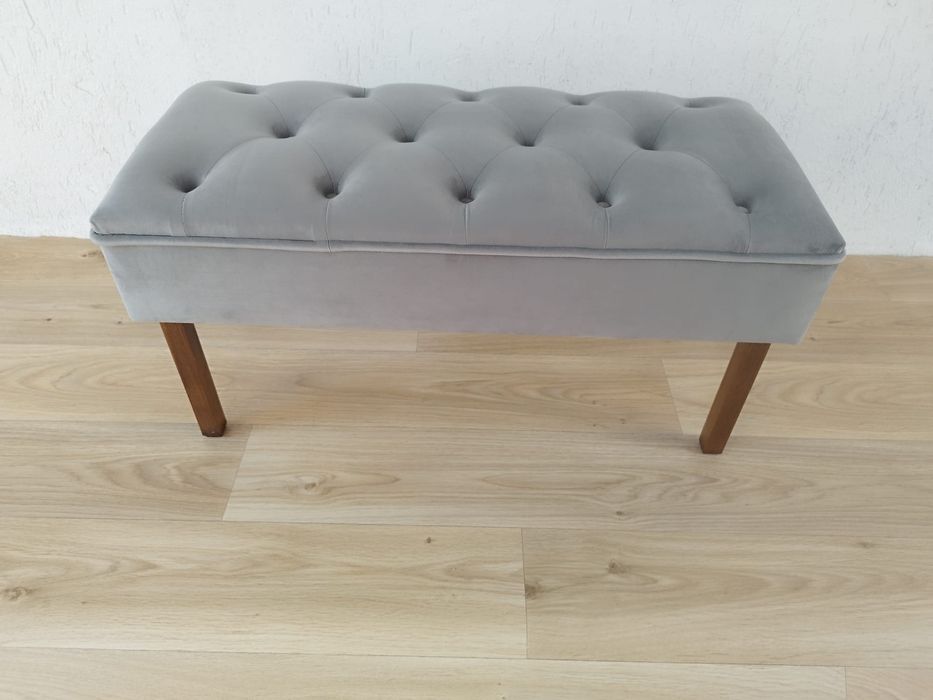 Vând bancuta din catifea gri, model cu nasturi, chesterfield