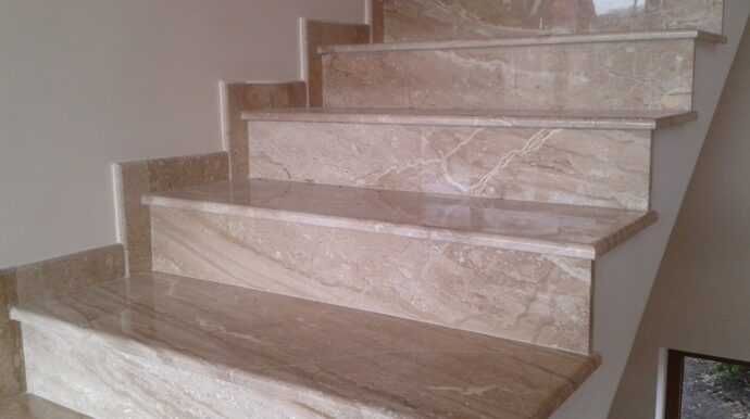 Лестница из искусственного камня (акрил, кварц), ступени, облицовка.