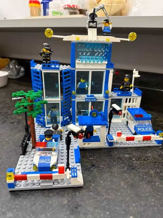 Set tip Lego Metropolitan Police cu 760 piese si 10 figurine