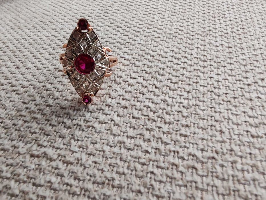 Inel marchiz din aur roz, argint, diamante și rubine