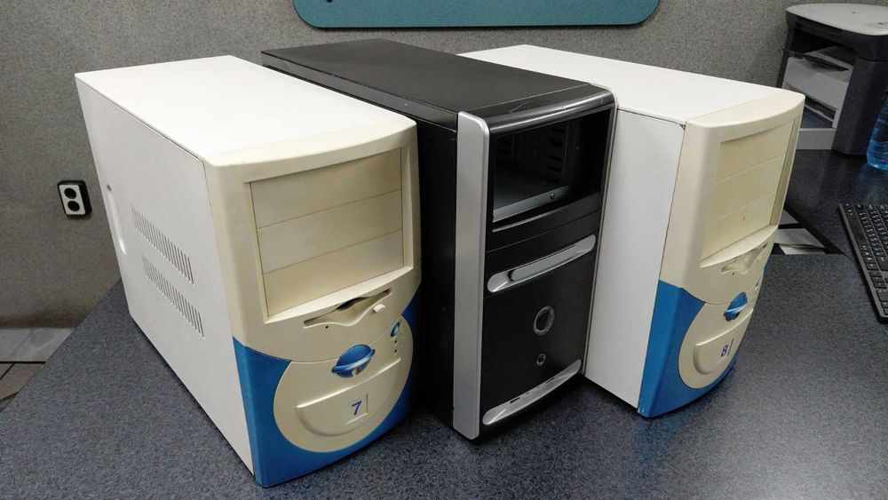 Продавам компютърни кутии и два монитора в много добро състояние