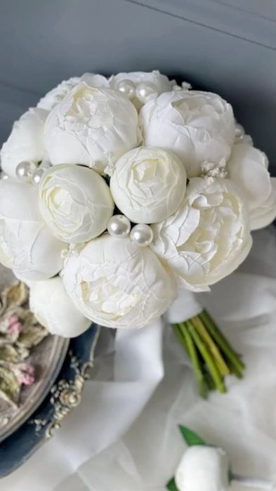 Kelinlar gul dastasi sun'iy