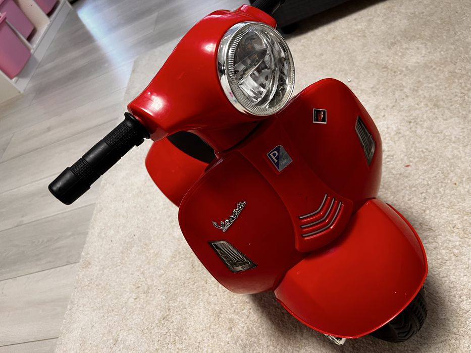 Scuter electric Vespa pentru copii (2 ani+) baterie noua  stare excelenta