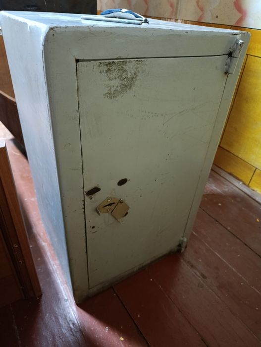 Eski mebel sotiladi