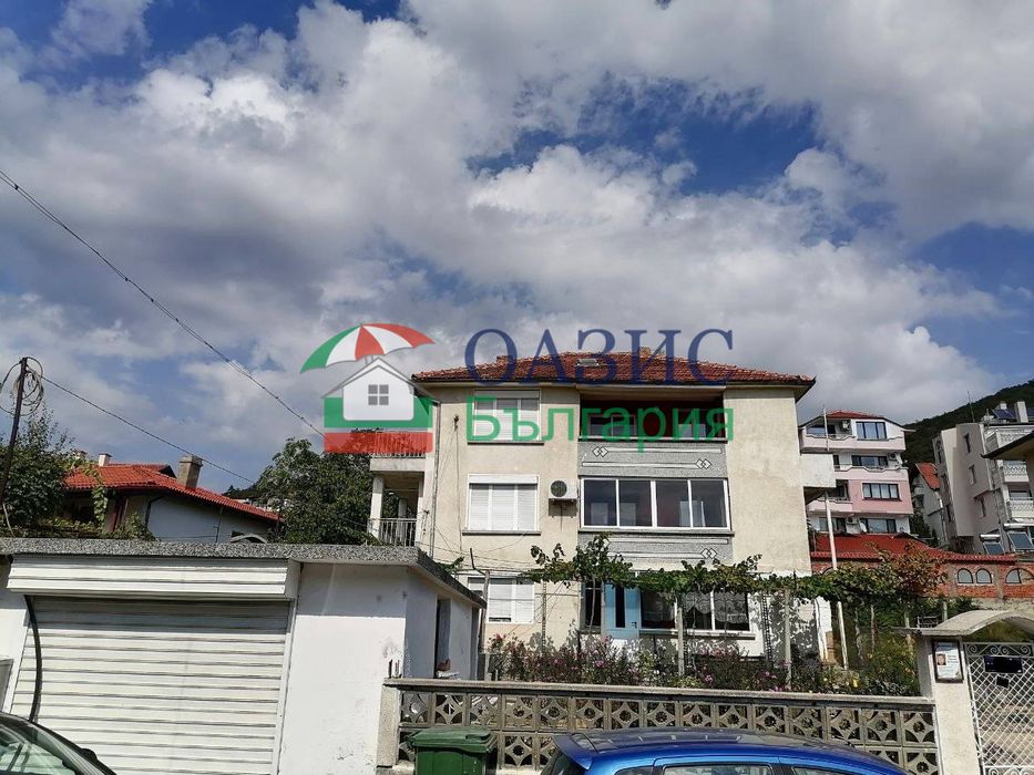 Къща на 3 етажа 252 кв. м.+двор 690 кв. м.+два гаража,център Свети Влас,България,