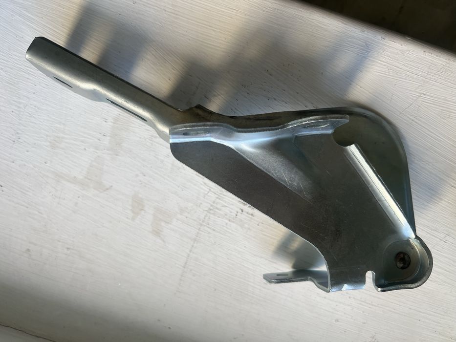 Петли капота Лада Веста