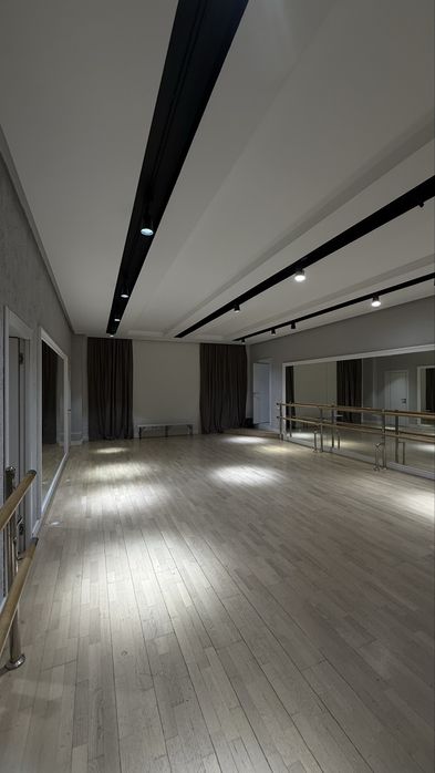 Танцевальный зал левый берег