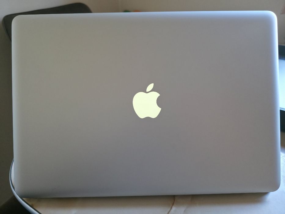 MacBook Pro 15" (Early 2011) Core i7 / 8GB RAM + Încărcător