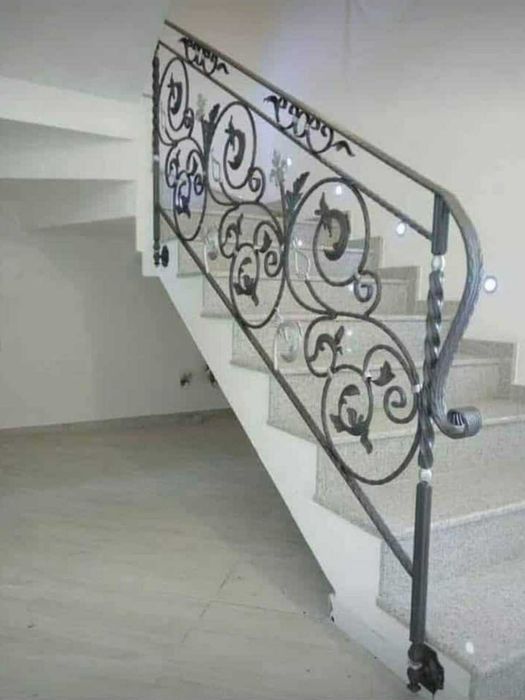 Executam confecții metalice, garduri, porți, terase, balustrade.