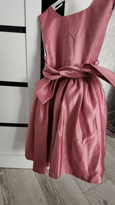 Продам платья для девочек 110-140 рост