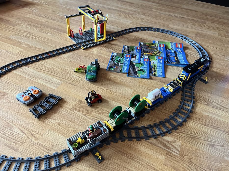 Lego tren cu locomotiva si vagoane 60052 deosebit