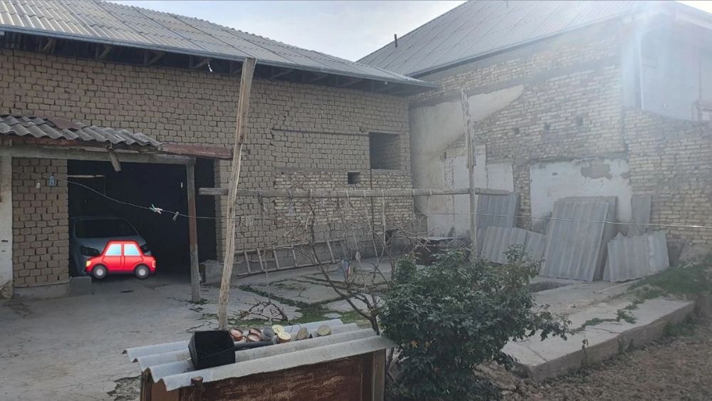 Kamsamol Chaman MFY 8 sotix uy sotiladi