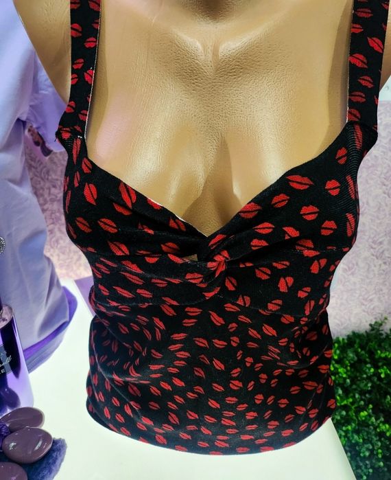 Топ с целувки на Guess