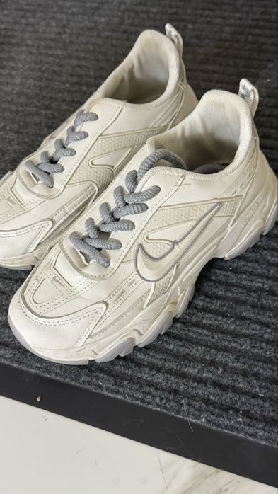 женские кроссовки